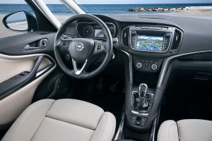 Opel-Zafira-2016-2017-salon-min
